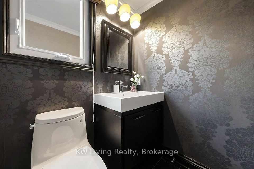 9 Hearthstone Crescent, Richmond Hill, ON L4B 3E3 17