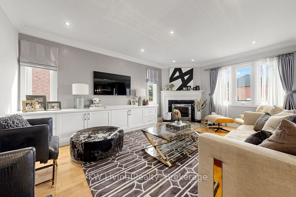 9 Hearthstone Crescent, Richmond Hill, ON L4B 3E3 7