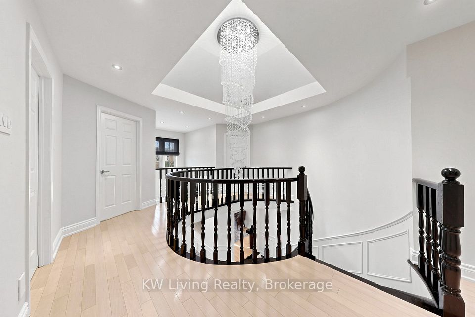 9 Hearthstone Crescent, Richmond Hill, ON L4B 3E3 23
