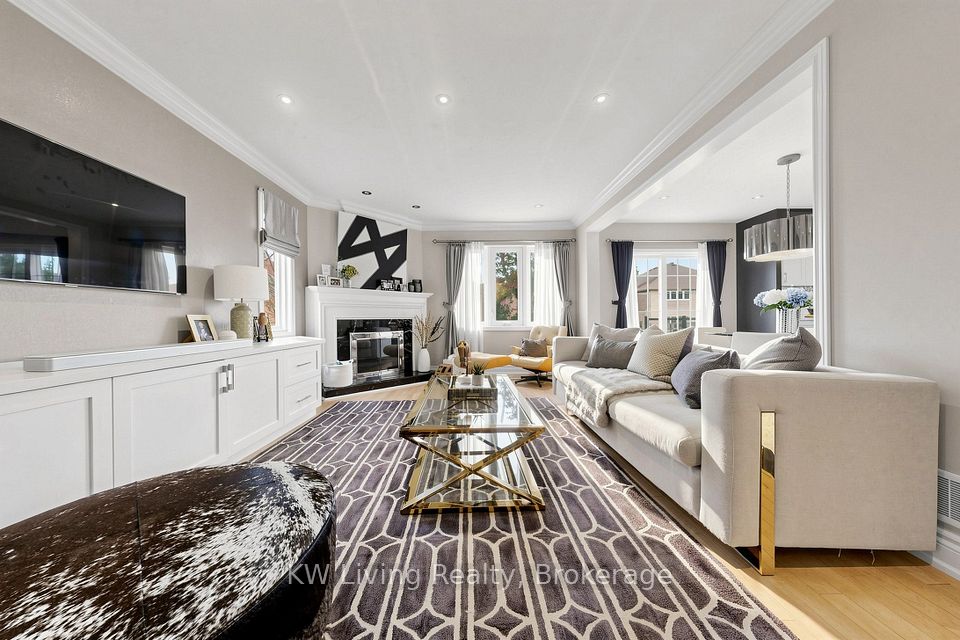 9 Hearthstone Crescent, Richmond Hill, ON L4B 3E3 6