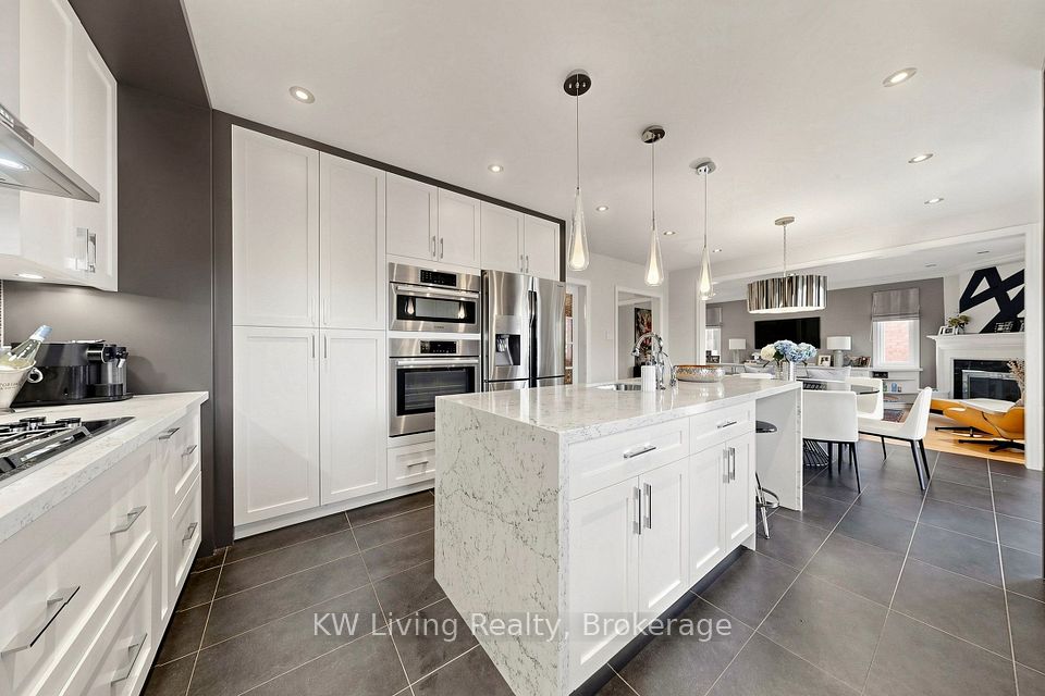 9 Hearthstone Crescent, Richmond Hill, ON L4B 3E3 12