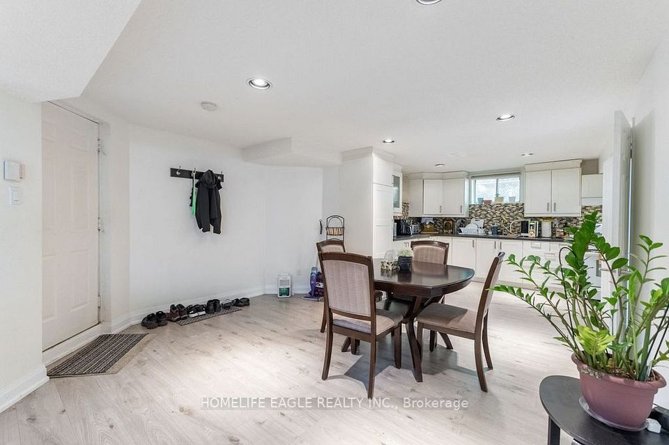 118 May Avenue, Richmond Hill, ON L4C 3S6 25