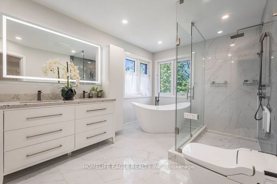 118 May Avenue, Richmond Hill, ON L4C 3S6 14