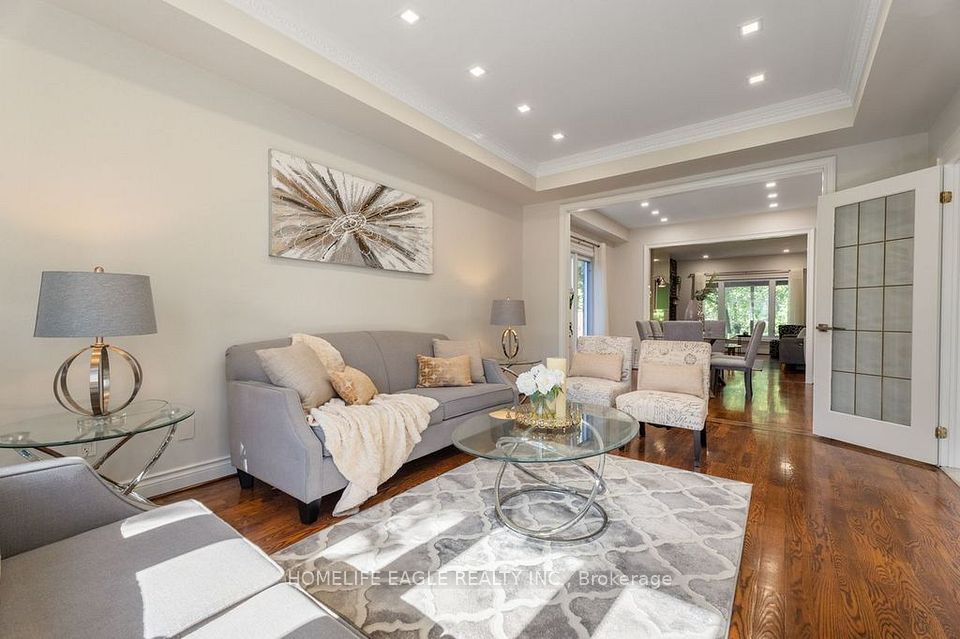 118 May Avenue, Richmond Hill, ON L4C 3S6 3