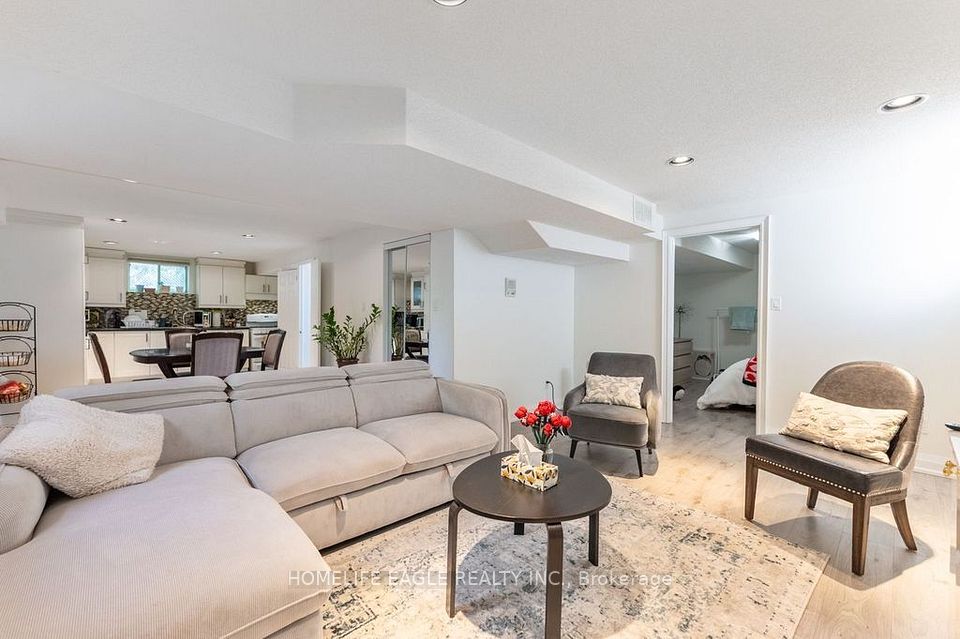 118 May Avenue, Richmond Hill, ON L4C 3S6 24