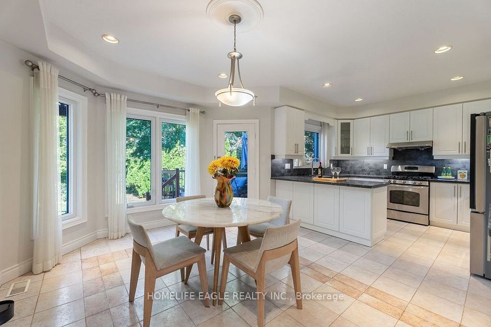 118 May Avenue, Richmond Hill, ON L4C 3S6 9