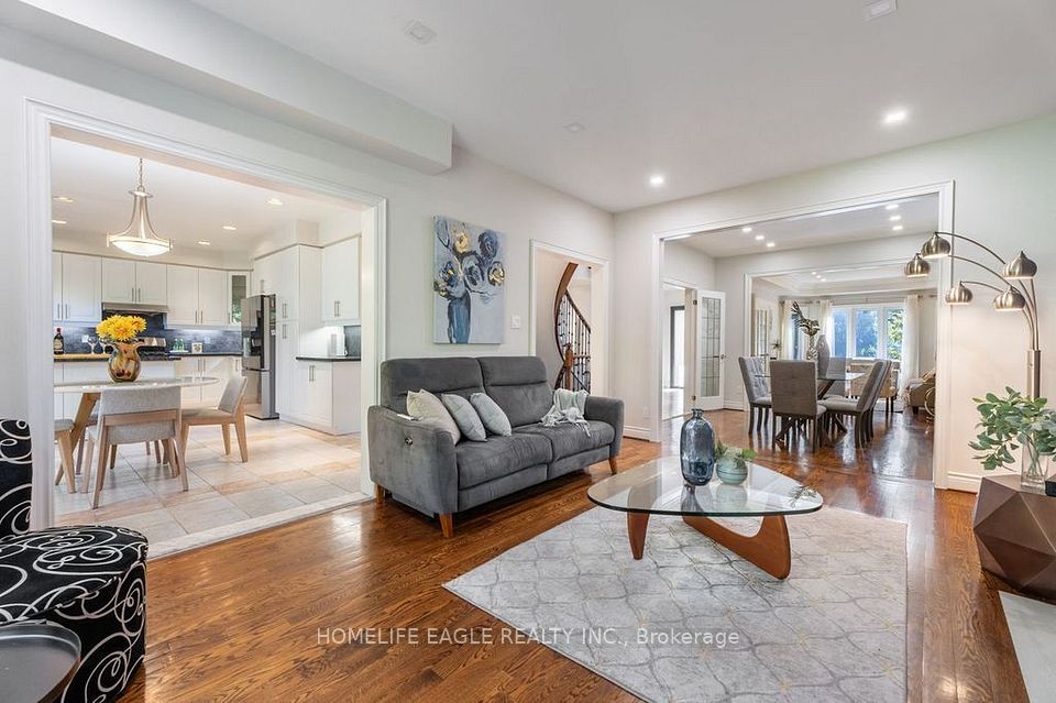 118 May Avenue, Richmond Hill, ON L4C 3S6 7