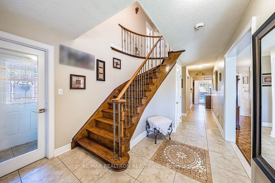 12 Fifefield Drive, Vaughan, ON L6A 1J4 3