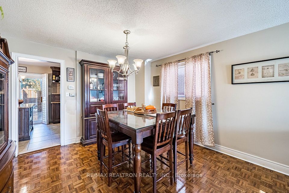 12 Fifefield Drive, Vaughan, ON L6A 1J4 8