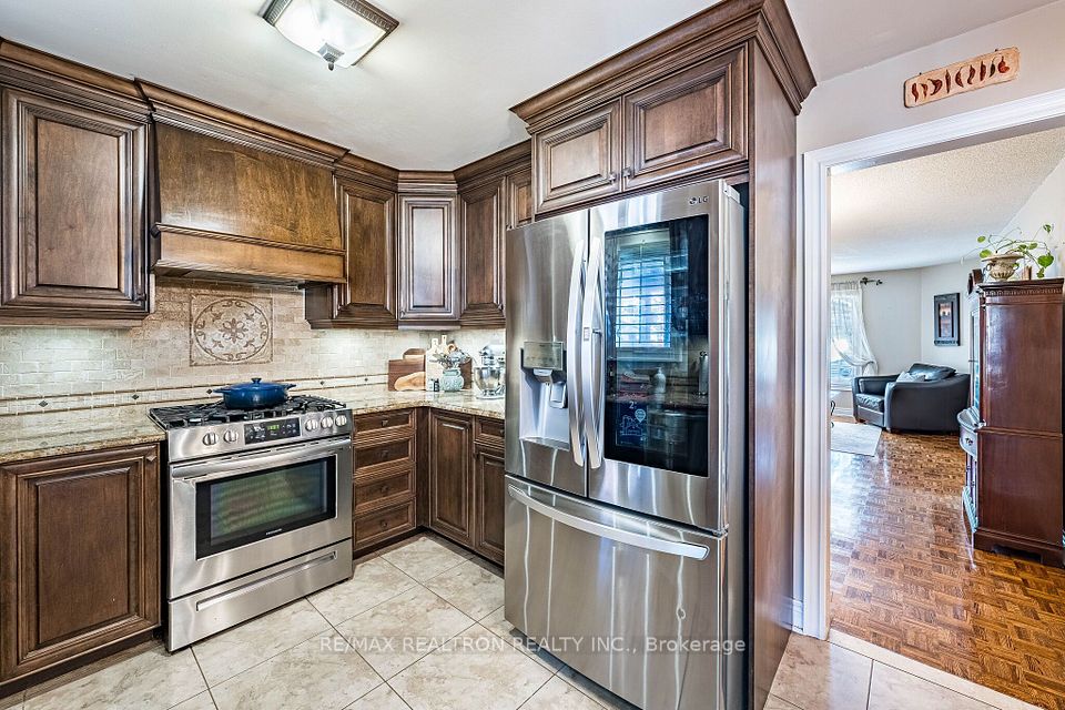 12 Fifefield Drive, Vaughan, ON L6A 1J4 14