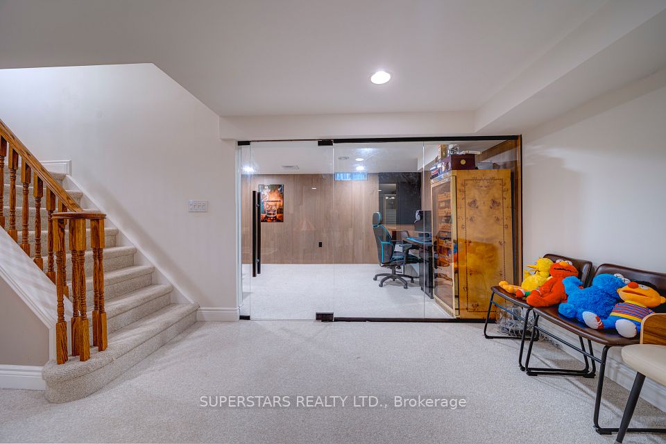 29 Barlow Road, Markham, ON L3R 8A4 25