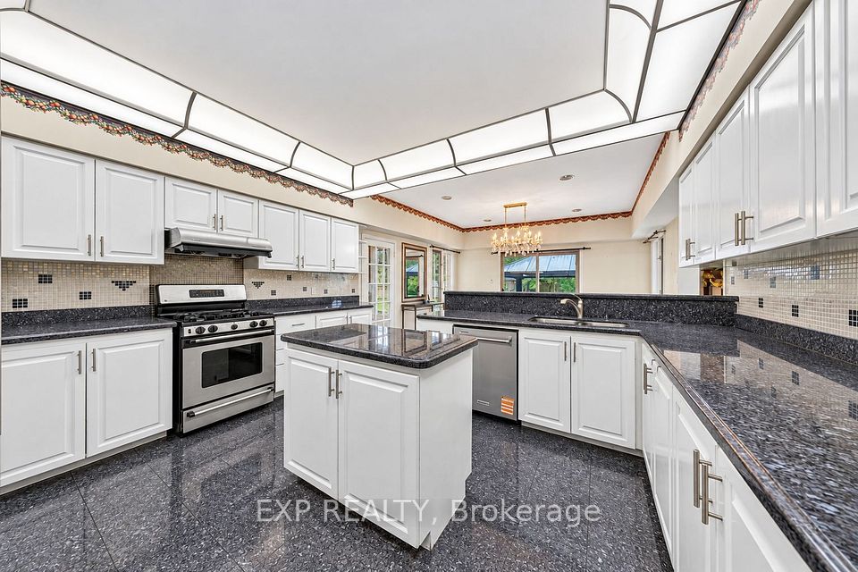 2 Shallmar Gardens, Richmond Hill, ON L4B 3G4 17