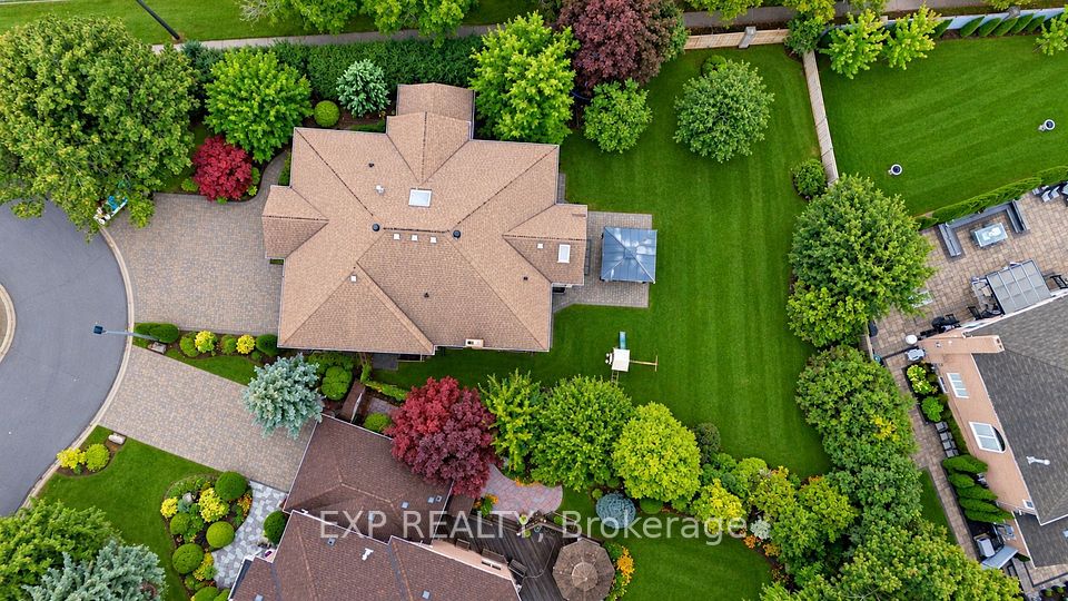 2 Shallmar Gardens, Richmond Hill, ON L4B 3G4 3