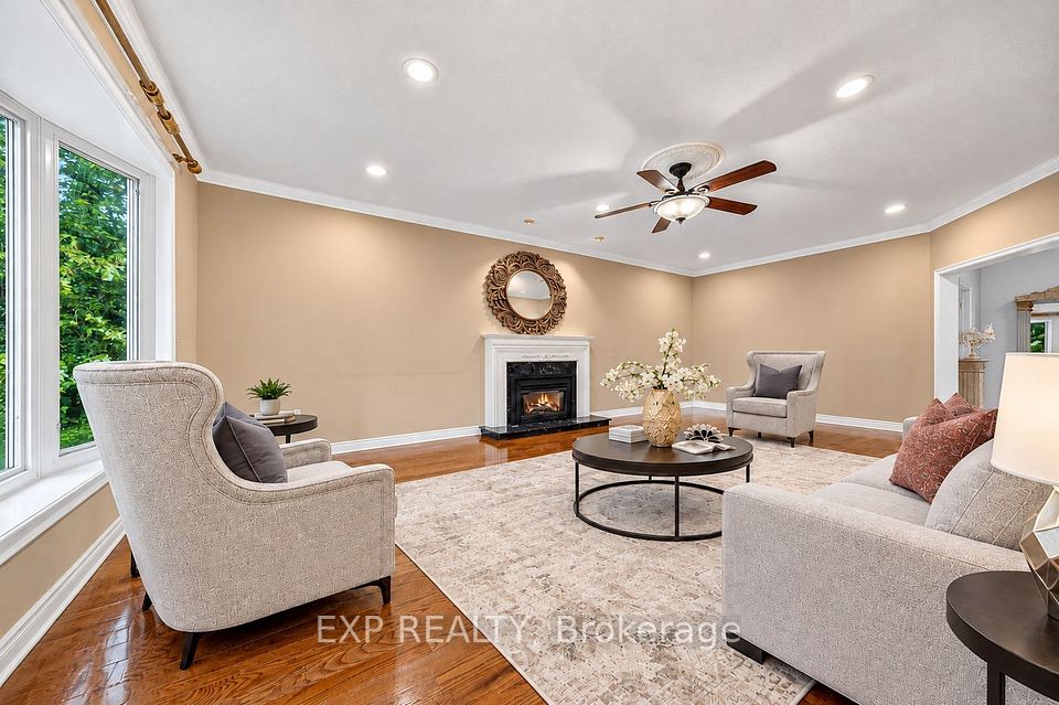 2 Shallmar Gardens, Richmond Hill, ON L4B 3G4 12