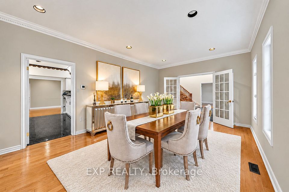 2 Shallmar Gardens, Richmond Hill, ON L4B 3G4 8
