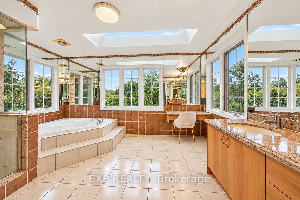 2 Shallmar Gardens, Richmond Hill, ON L4B 3G4 23