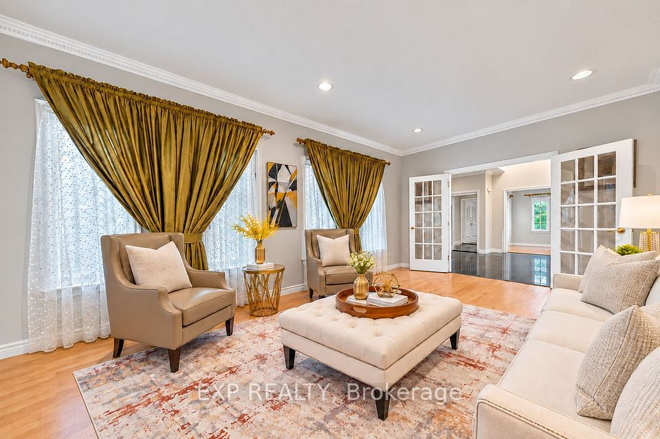 2 Shallmar Gardens, Richmond Hill, ON L4B 3G4 6