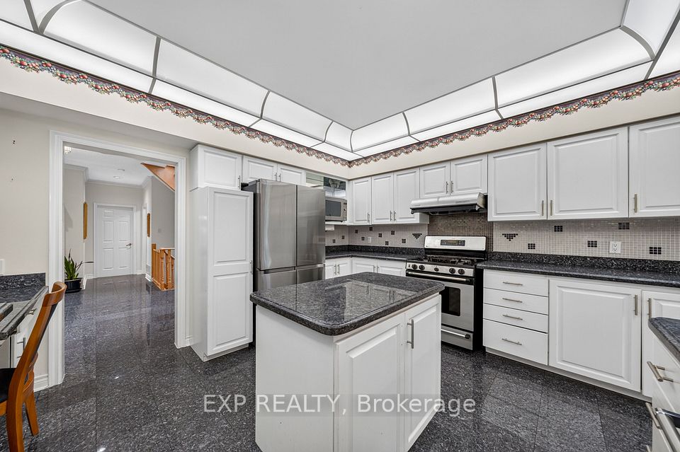 2 Shallmar Gardens, Richmond Hill, ON L4B 3G4 18