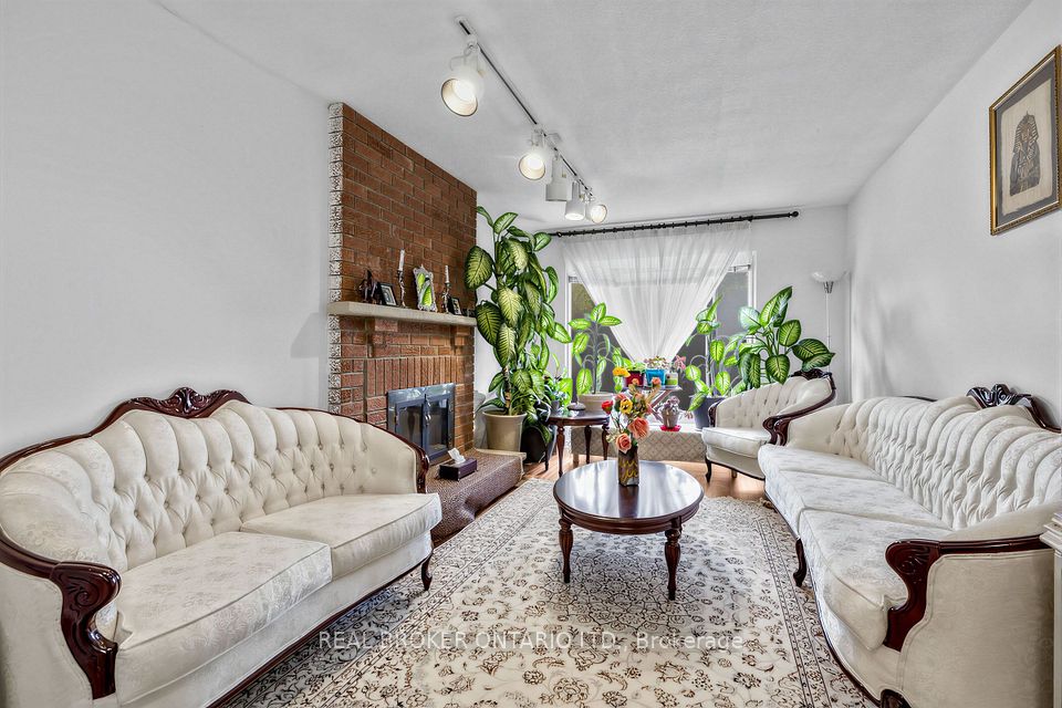 26 White Boulevard, Vaughan, ON L4J 5Z3 6