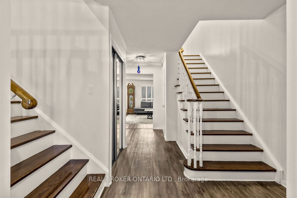 26 White Boulevard, Vaughan, ON L4J 5Z3 4
