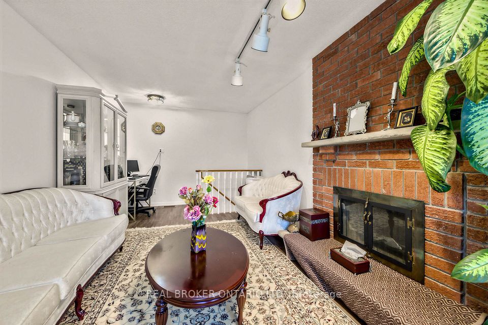 26 White Boulevard, Vaughan, ON L4J 5Z3 5
