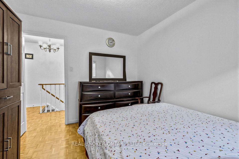 26 White Boulevard, Vaughan, ON L4J 5Z3 23
