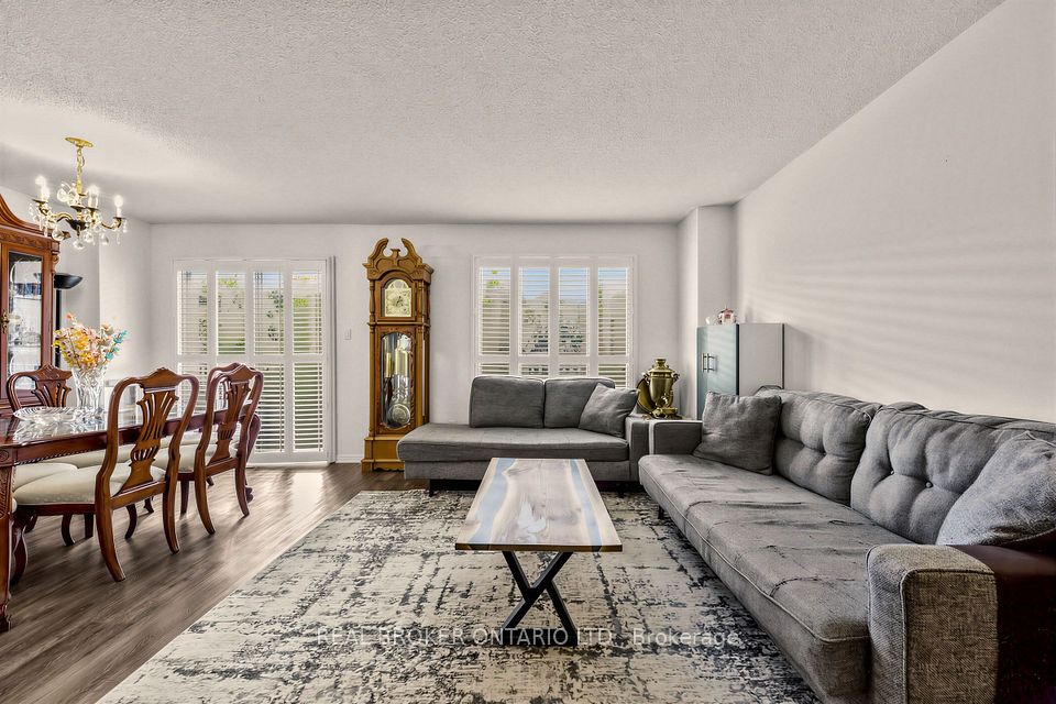 26 White Boulevard, Vaughan, ON L4J 5Z3 7