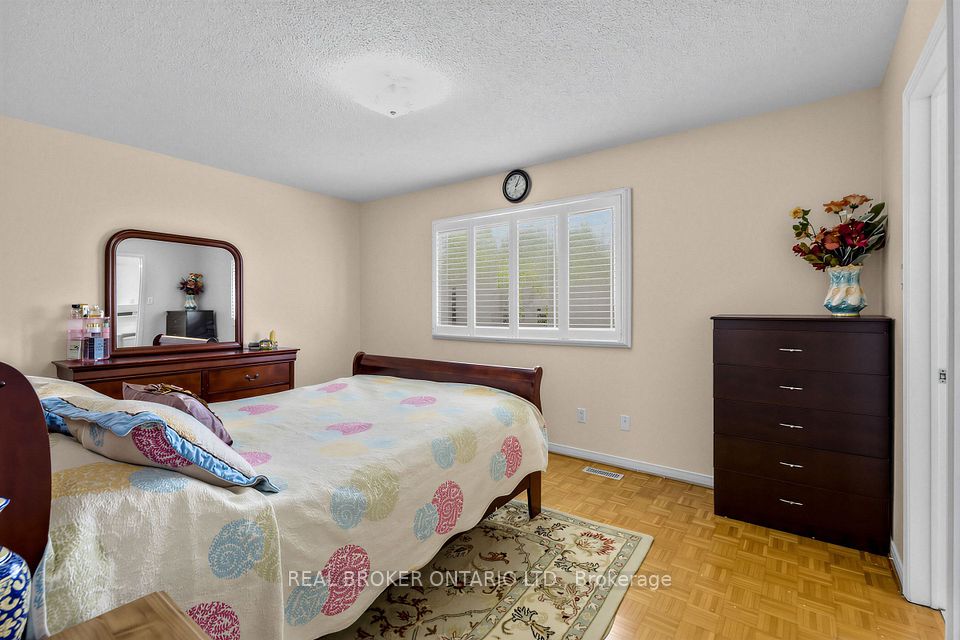 26 White Boulevard, Vaughan, ON L4J 5Z3 18