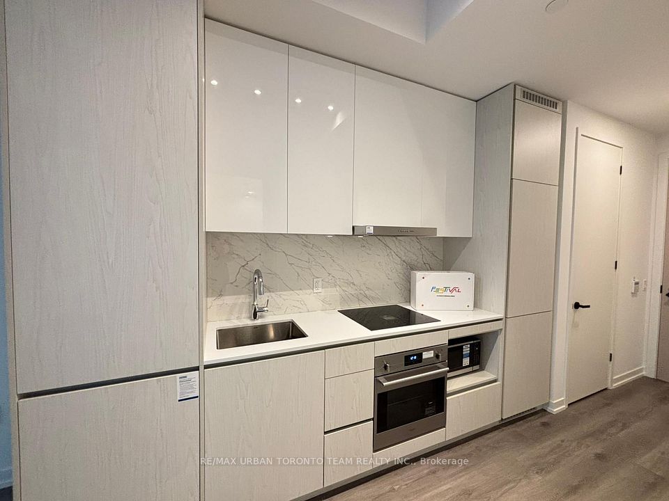 28 Interchange Way 3115, Vaughan, ON L4K 0P8 3