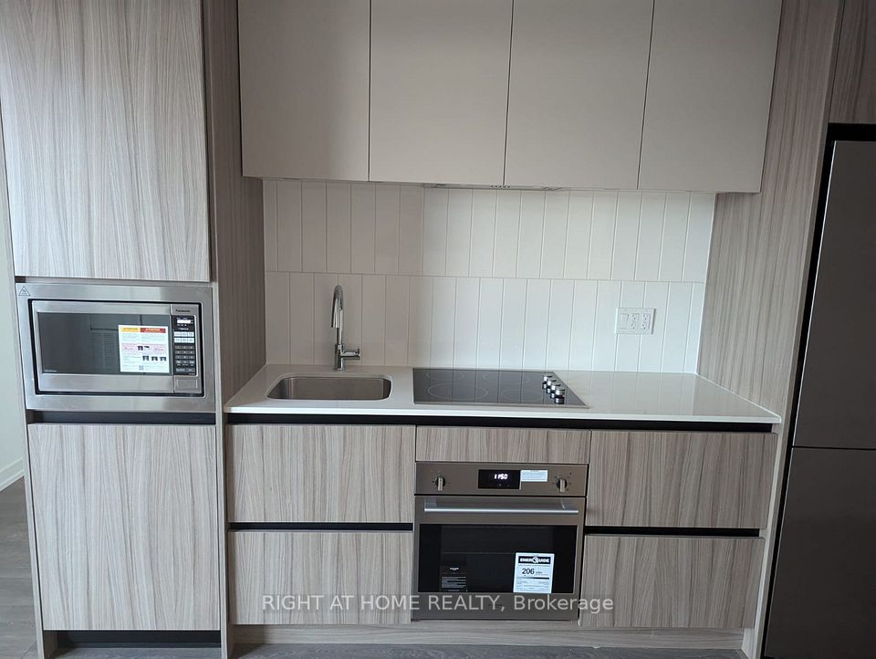 8 Beverley Glen Blvd Boulevard C305, Vaughan, ON L4J 8N8 5