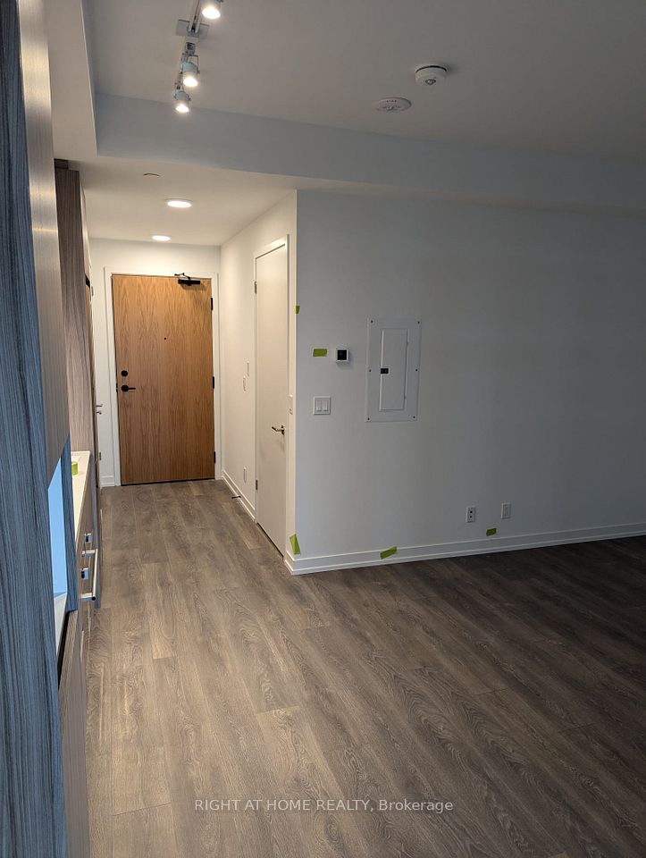 8 Beverley Glen Blvd Boulevard C305, Vaughan, ON L4J 8N8 3