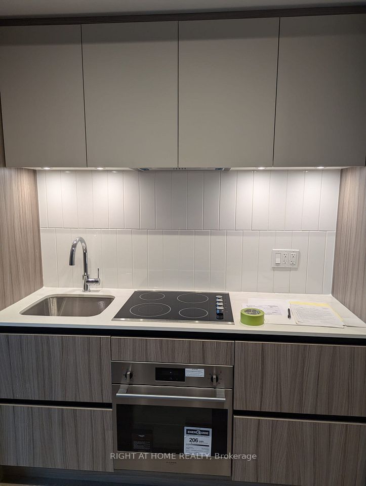 8 Beverley Glen Blvd Boulevard C305, Vaughan, ON L4J 8N8 6