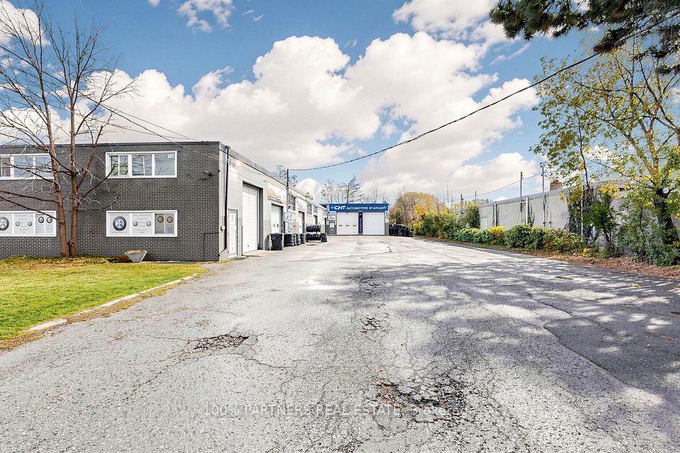 395 Red Maple Road, Richmond Hill, ON L4C 6P3