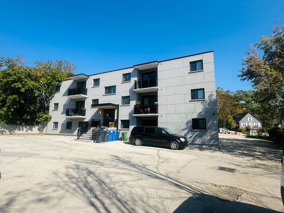 34 Berczy Street, Barrie, ON L4M 3P7