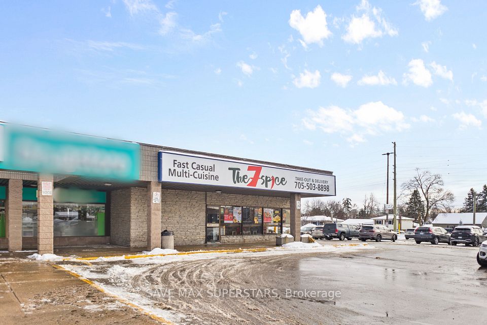 353 Duckworth Street 16, Barrie, ON L4M 5C2