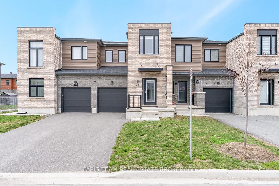 Att/Row/Townhouse at 42 Fairlane Avenue, Barrie, ON L9J 0M9, Barrie