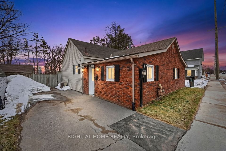 Detached at 17 Grove Street W, Barrie, ON L4N 1M6, Barrie