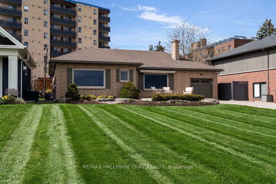 Detached at 68 Kempenfelt Drive, Barrie, ON L4M 1C1, Barrie