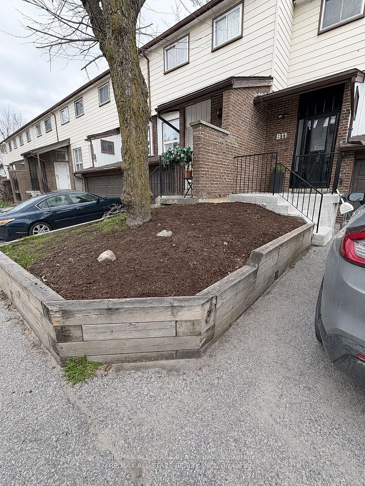 63 Ferris Lane B11, Barrie, ON L4M 5C4
