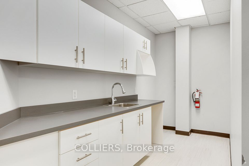 5515 North Service Road 304, Burlington, ON L7L 6G4