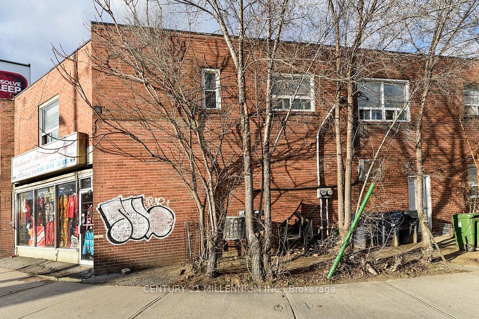 1353 Weston Road, Toronto W04, ON M6M 4R9