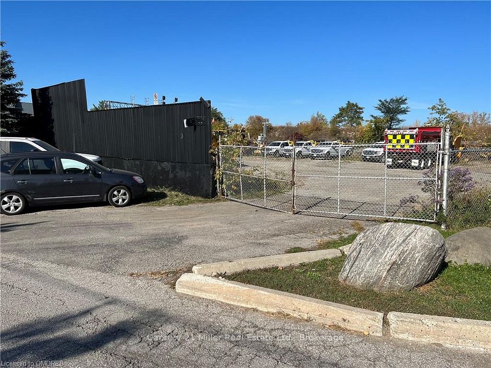 1 Whitlam Avenue, Toronto W06, ON M8V 2K2