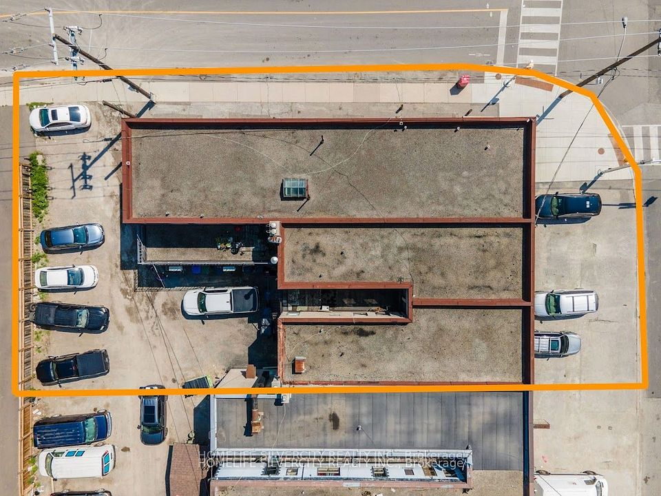 4 Brookhaven Drive, Toronto W04, ON M6M 4N7