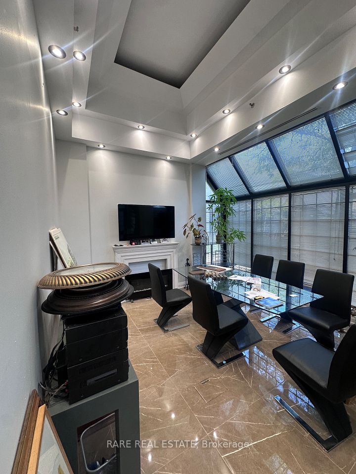 800 Petrolia Road 14, Toronto W05, ON M3J 3K4