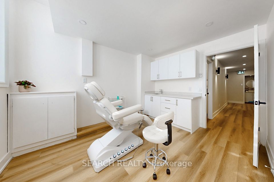 42 Village Centre, Mississauga, ON L4Z 1V9