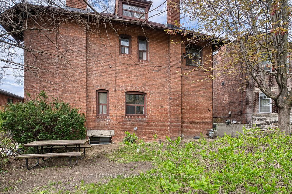 24 Indian Road Crescent, Toronto W02, ON M6P 2G1