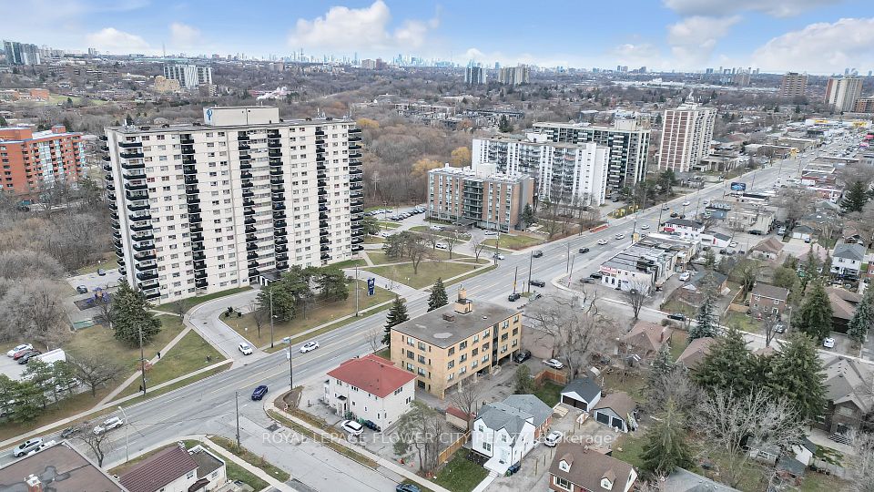 1834 JANE Street, Toronto W04, ON M9N 2T4