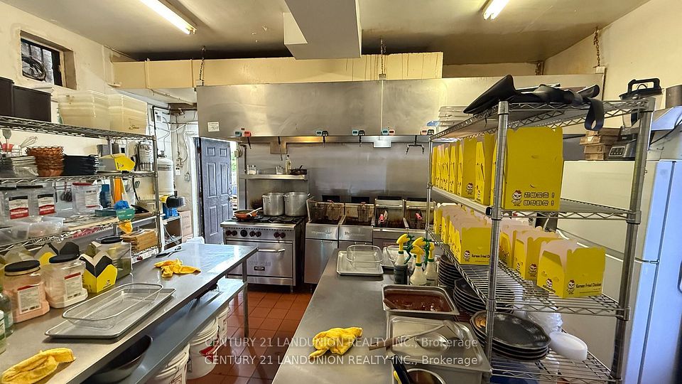 2539 Eglinton Avenue W, Toronto W03, ON M6M 1T2