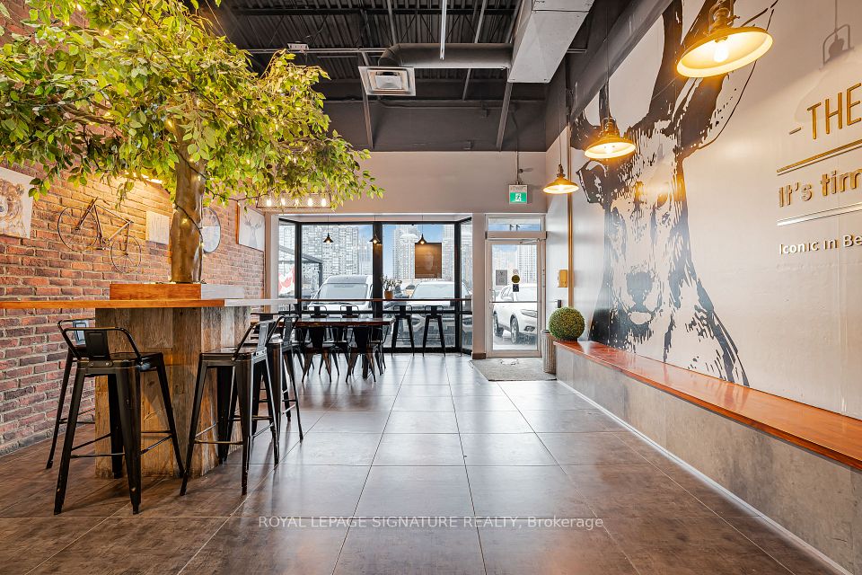 325 Central Parkway W 11, Mississauga, ON L5B 3X9