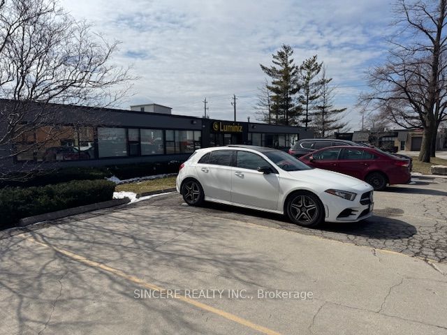 1 Hafis Road, Toronto W04, ON M6M 2V6